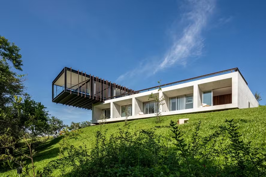 Vai construir? Entenda por que a orientação solar do terreno é essencial para o conforto da sua casa